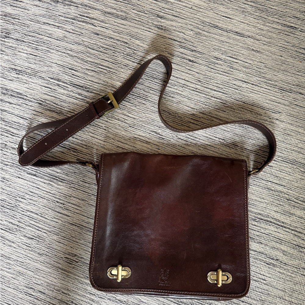 Vera Pelle Dark Brown Leather Messenger Bag with Gold Hardware